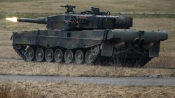 Ein Leopard-2-Panzer feuert bei einer Übung einen Schuss ab. (Bild: AFP)