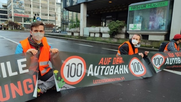 Ein Foto von der Klimaklebe- aktion am 22. November in Linz-Urfahr: „Nutzen wir doch die Aufmerksamkeit und reden über die Folgen und die Bekämpfung der Klimakatastrophe“, fordern die Scientists4Future OÖ. (Bild: Letzte Generation)