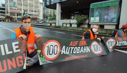 Ein Foto von der Klimaklebe- aktion am 22. November in Linz-Urfahr: „Nutzen wir doch die Aufmerksamkeit und reden über die Folgen und die Bekämpfung der Klimakatastrophe“, fordern die Scientists4Future OÖ. (Bild: Letzte Generation)