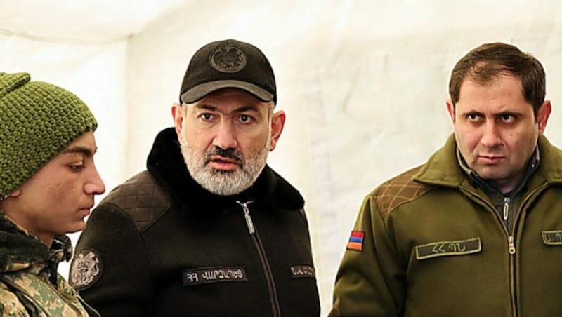 Ministerpräsident Nikol Paschinjan mit armenischen Soldaten (Bild: APA/AFP/The Government of the Repudlic of Armenia/Handout)