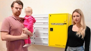 Mario S. con prometido e hija frente a la caja de recepción de donde robaron el paquete.  (Imagen: Corona CREATIVA,)