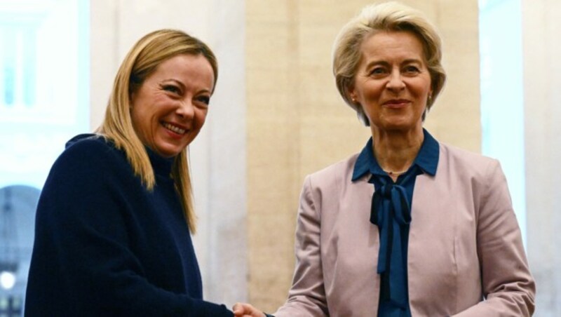 EU-Kommissionspräsidentin Ursula von der Leyen (re.) traf am Montag in Rom die italienische Premierministerin Giorgia Meloni (Bild: AFP)