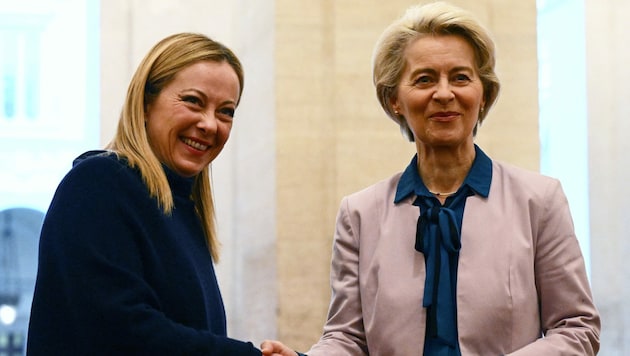 Von links: Italiens Premierministerin Giorgia Meloni und EU-Kommissionspräsidentin Ursula von der Leyen (Bild: AFP)