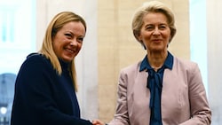 Von links: Italiens Premierministerin Giorgia Meloni und EU-Kommissionspräsidentin Ursula von der Leyen (Bild: AFP)