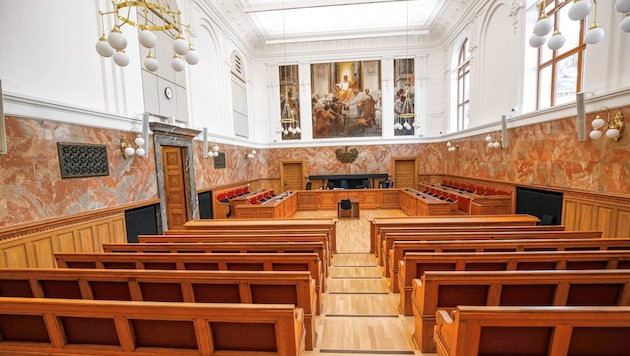 Az esküdtszék a salzburgi tartományi bíróság esküdtszéki tárgyalótermében dönt a vádlott sorsáról. (Bild: Markus Tschepp)