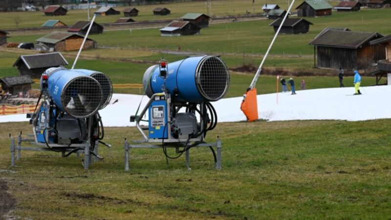 Schneekanonen sind auch kein Allheilmittel. (Bild: Angelika Warmuth / dpa / picturedesk.com)