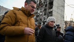 Die deutsche Außenministerin Annalena Baerbock (re.) und ihr ukrainischer Amtskollege Dmytro Kuleba im Jänner 2023 beim Spaziergang durch das zerstörte Charkiw. (Bild: AP)