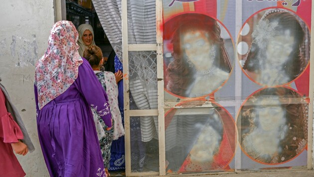 In bestimmten Bereichen müssen Frauen in Afghanistan laut Medienberichten ihre Geschäfte schließen. (Bild: AFP)