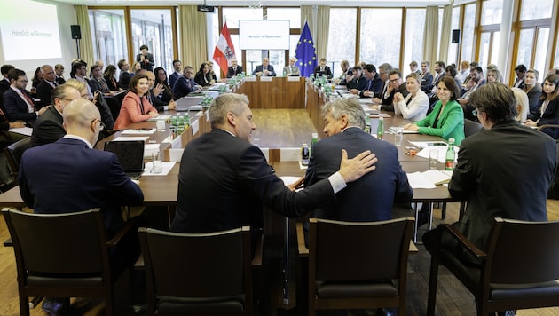 Une image d'un temps au moins un peu meilleur : Lors de la réunion du gouvernement fédéral à Mauerbach (Basse-Autriche), tout était encore rose. (Bild: APA/BKA/ANDY WENZEL)