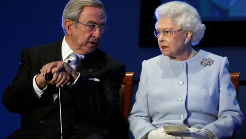 König Konstantin mit Queen Elizabeth (Bild: APA/AP Photo/Kirsty Wigglesworth, Pool, File)