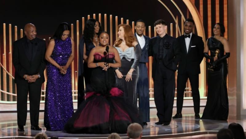 Quinta Brunson mit dem Cast der Serie „Abbott Elementary“ (Bild: APA/Rich Polk/NBC via AP)