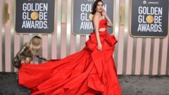 Lily James war in ihrer ausladenden und feuerroten Robe von Atelier Versace einer der Hingucker der diesjährigen Golden Globes. (Bild: APA/Photo by Jordan Strauss/Invision/AP)