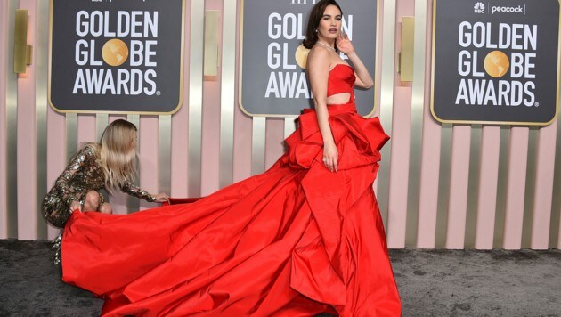 Lily James war in ihrer ausladenden und feuerroten Robe von Atelier Versace einer der Hingucker der diesjährigen Golden Globes. (Bild: APA/Photo by Jordan Strauss/Invision/AP)