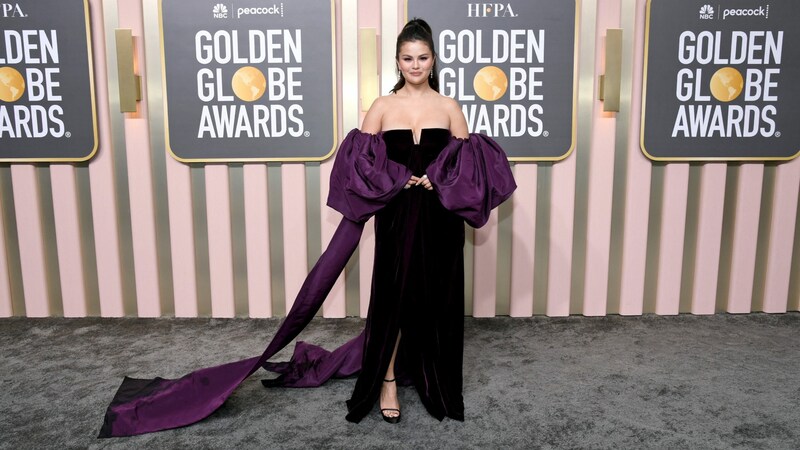 Selena Gomez trug eine Robe von Valentino. (Bild: APA/Getty Images via AFP/GETTY IMAGES/Jon Kopaloff)