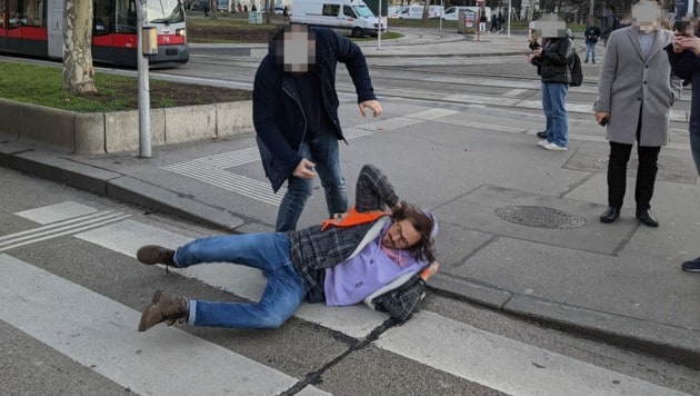 Agresiones al cinturón contra activista (Imagen: Last Generation, Krone KREATIV)