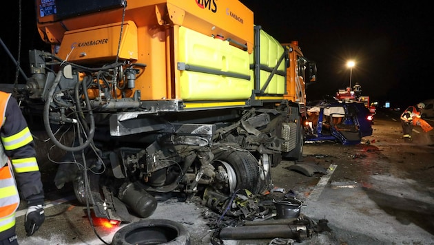 Der Winterdienst-Lkw wurde schwer beschädigt (Bild: laumat.at/Matthias Lauber)