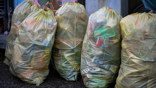 In vielen Gemeinden des Bezirks Vöcklabruck lagen gelbe Säcke tagelang herum. (Bild: Wenzel Markus)