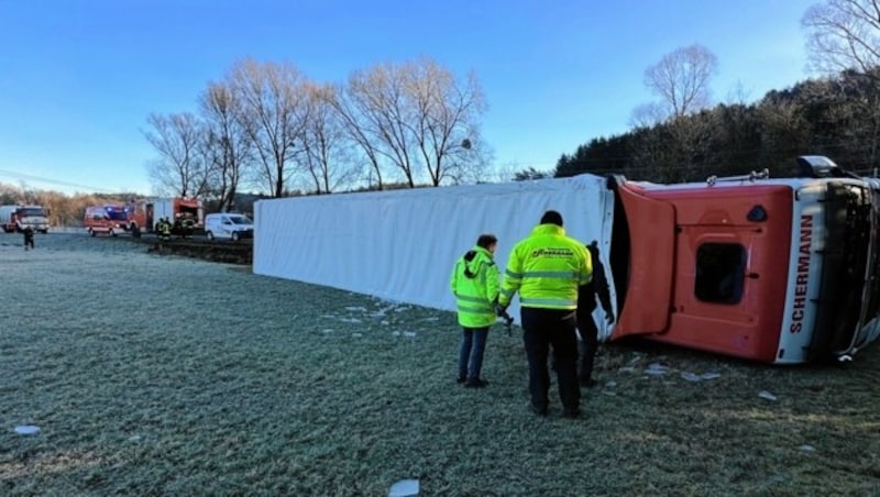 Der Holztransporter lag direkt neben der Bundesstraße 57. (Bild: Christian schulter)