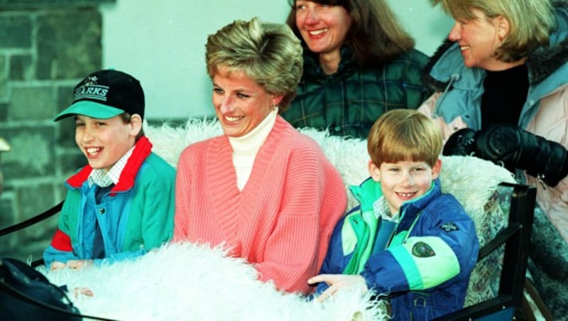 Prinz William, Prinzessin Diana und Prinz Harry bei einer Kutschfahrt durch Lech (Bild: Martin Keene / PA / picturedesk.com)