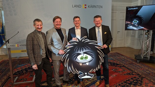 Manfred Wunderer, IT-Leiter Stadt Villach, Bürgermeister Günther Albel, Landesrat Daniel Fellner und Bürgermeister Christian Scheider mit dem „Cybermop“ (Bild: Felix Justich)