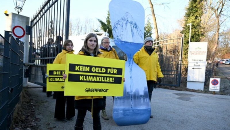 Greenpeace protestierte in Mauerbach gegen die Regierung. (Bild: APA/ROLAND SCHLAGER)