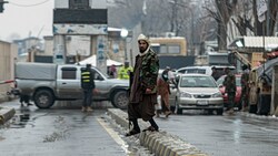 Nach dem Anschlag wurde die Straße abgesperrt, ein Mitglied der Taliban hält Wache. (Bild: APA/AFP/Wakil KOHSAR)