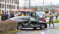 Mit diesem schwarzen VW baute der 41-jährige Iraker auf seiner Amokfahrt durch Linz einen Autounfall. (Bild: Dostal Harald)