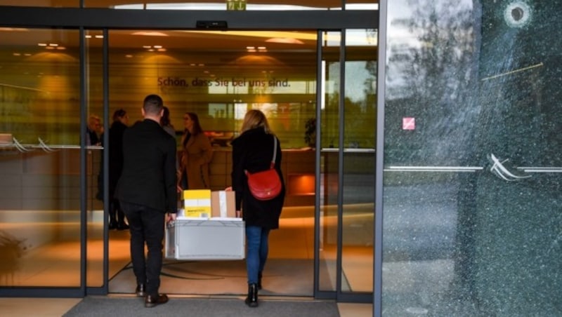 Ein Einschussloch in der Tür des Kremstalerhofs in Leonding. Vor den Türen des Hotels wurde der Beschuldigte verhaftet. (Bild: Dostal Harald)