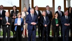 Österreichs Regierungsmitglieder beim Gruppenbild in Mauerbach (Bild: APA/Roland Schlager)