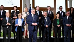 Österreichs Regierungsmitglieder beim Gruppenbild in Mauerbach (Bild: APA/Roland Schlager)