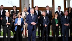 Österreichs Regierungsmitglieder beim Gruppenbild in Mauerbach (Bild: APA/Roland Schlager)
