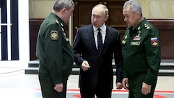 Präsident Wladimir Putin berät sich mit seinem Verteidigungsminister Sergei Schoigu (rechts) und Generalstabschef Waleri Gerassimow. (Bild: APA/AFP/Sputnik/Mikhail Klimentyev)