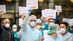 Immer wieder gibt’s Protest von Pflegern und Ärzten gegen die triste Personallage in den Spitälern. Die Ergebnisse der Befragung müssen jetzt Konsequenzen haben. (Bild: Alexander Schwarzl)