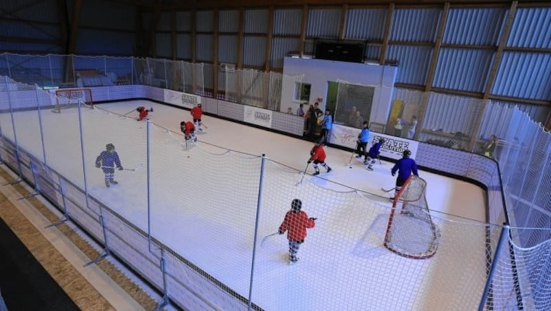 In Götzens feilen Nachwuchs-Hockeyspieler auf dem Kunststoff-Eisring an ihrer Technik. (Bild: Robert Fritz)