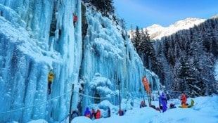 80 Routen, von leicht bis schwer, stehen den Kletterern im Winter im Eispark Osttirol zu Wahl. (Bild: Wallner Hannes)