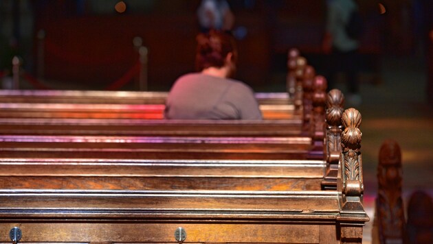 Wenn die Kosten für Essen, Wärme und Strom steigen und die Menschen sparen müssen, entscheiden sich manche Kärntner dazu, aus der Kirche auszutreten und dadurch zumindest Ausgaben für den Kirchenbeitrag zu sparen. (Bild: Wolfgang Spitzbart .)