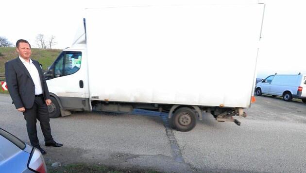 Täglichen nutzen unzählige Pkw und Kleinlaster die schmale Straße bei Schattendorf als Ausweichroute. Zuletzt gab es bei einem Unfall einem Verletzten. Hoffmann will nun nicht länger zuschauen. (Bild: Reinhardt Judt)