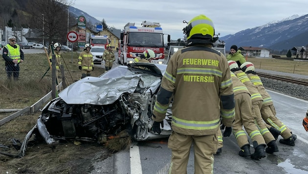 Eine Person war im Fahrzeug eingeklemmt worden. (Bild: Freiwillige Feuerwehr Mittersill)