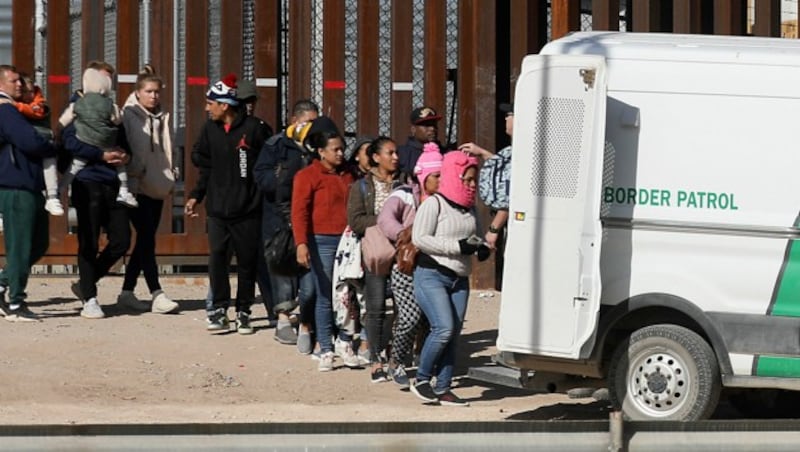 Aufgegriffene Migranten aus Venezuela und Nicaragua (Bild: APA/AFP/Herika Martinez)