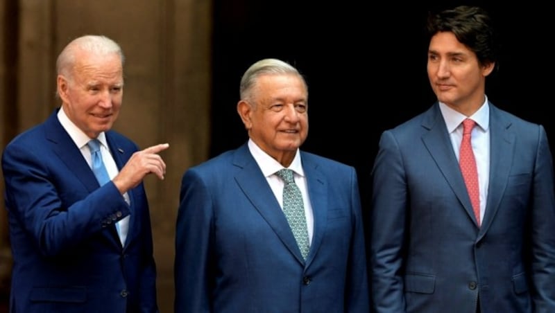 Die Präsidenten Joe Biden, Andrés Manuel López Obrador und Kanadas Premierminister Justin Trudeau beim Nordamerika-Gipfel in Mexiko-Stadt (Bild: APA/AFP/NICOLAS ASFOURI)