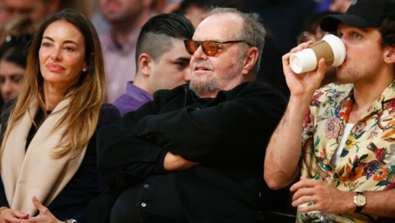 Jack Nicholson im Jahr 2019, ebenfalls beim Besuch eines Basketball-Spiels in Los Angeles. Der leidenschaftliche Sport-Fan wirkte da noch wesentlich vitaler. (Bild: APA/AFP/GETTY IMAGES/Yong Teck Lim)