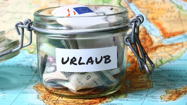 I'm saving money and vacation time for a big trip. Is that possible? Or do I always have to use up my annual leave immediately? (Bild: Marie Maerz - stock.adobe.com)