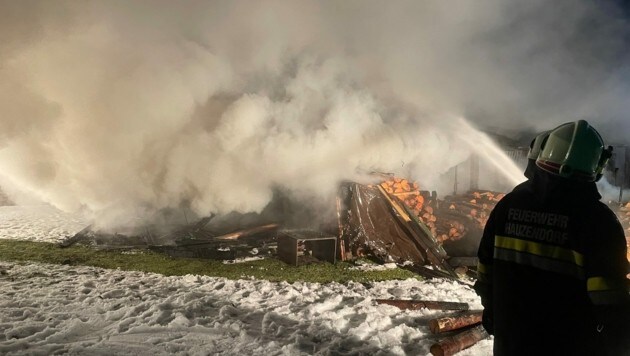 Etwa 70 Einsatzkräfte kämpften gegen die Flammen. (Bild: FF Greifenburg)