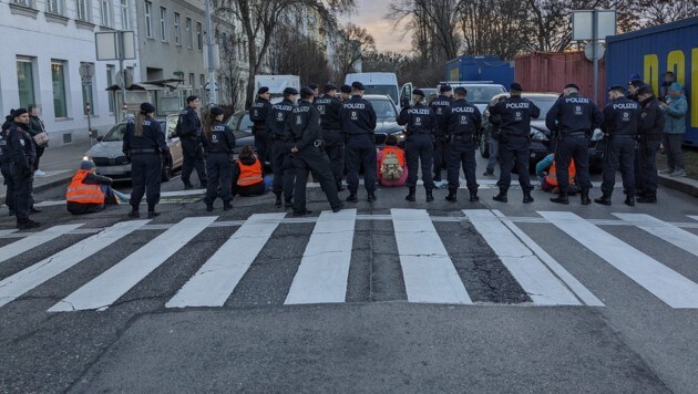 Bloqueo en la Schüttelstraße (Imagen: Last Generation Austria, Krone KREATIV)