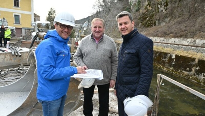 Daniel Fellner, Andreas Grabuschnig, Stephan Schober und Erich Zdovc besichtigten die Stelle, wo der Felsen zentimeterweise abgetragen wird. (Bild: Hronek Eveline)