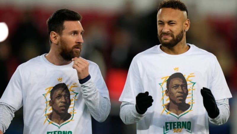 Lionel Messi und Neymar mit einem T-Shirt zum Gedenken an Pele. (Bild: Copyright 2023 The Associated Press. All rights reserved)