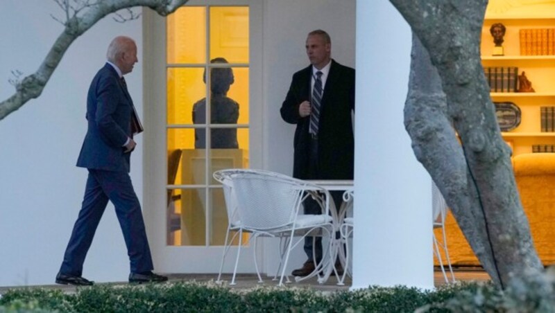 Jill Biden nach ihrer OP im Walter Reed National Military Medical Center im Weißen Haus, Joe Biden (l.) neben einem Security. (Bild: AP/Susan Walsh)