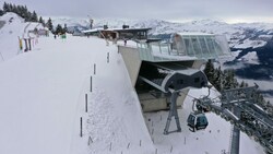 Cobra-Einsatz mitten im Skigebiet: Per Gondel wurden die Einsatzkräfte zum Ort des Geschehens in Westendorf in Tirol gebracht. (Bild: zoom.tirol)