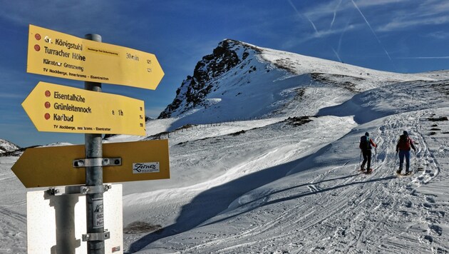Beeindruckende Landschaft am Weg auf einen der höchsten Gipfel der Nockberge: Silvia Sarcletti und Elisabeth Zienitzer von Weges begehen ihn mit Schneeschuhen. (Bild: Weges)