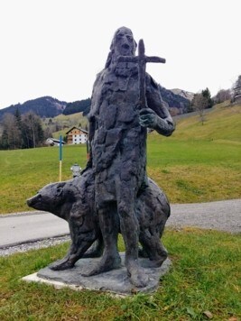 San Geroldo con el oso simpático.  (Imagen: Bergauer)